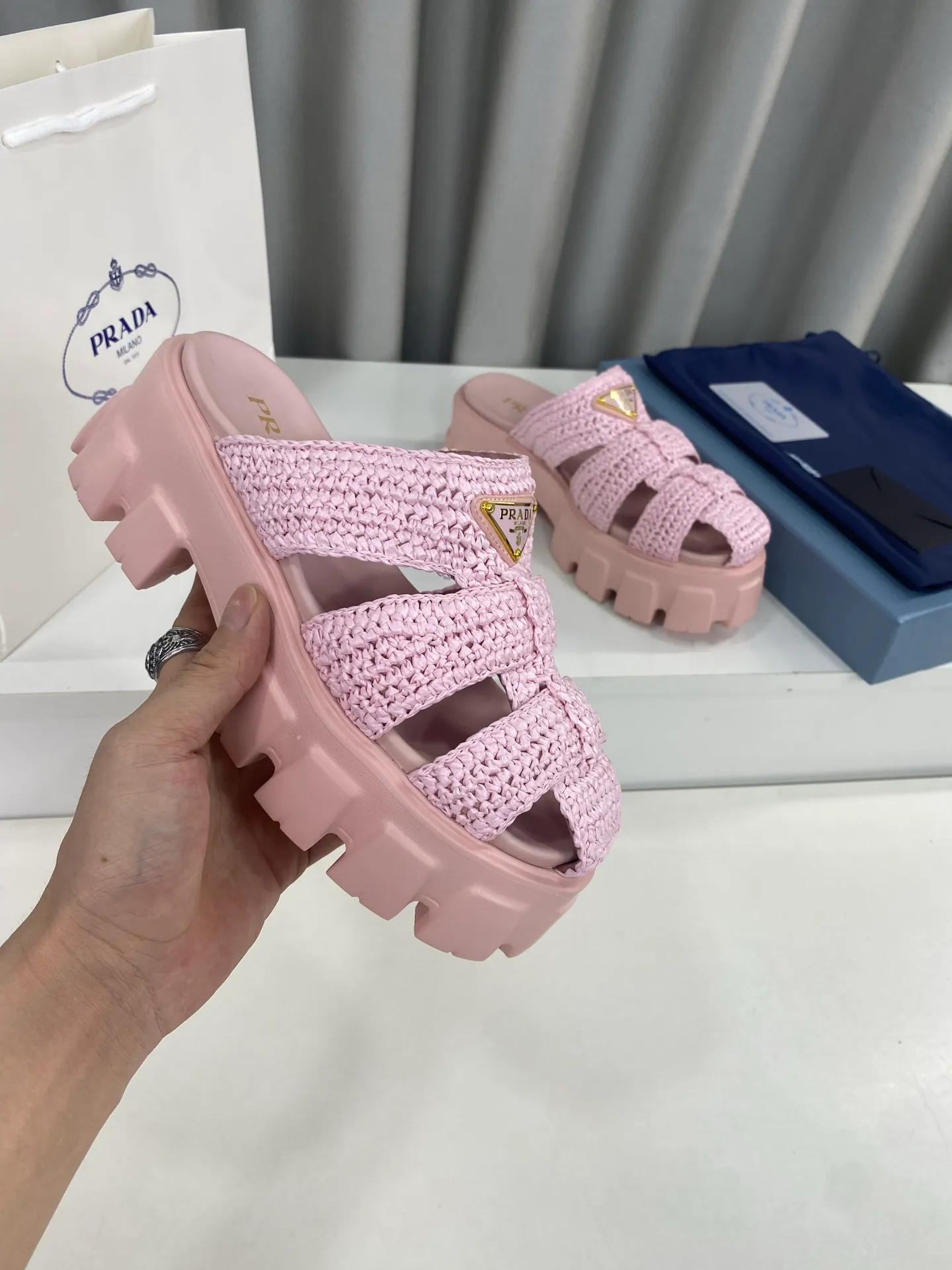 👟👟Ex-factory price 520👟👟 Prada's latest bamboo cage weaving thick-soled triangle buckle sandals☑️ Latest environmentally friendly PP material, fully hand-crocheted, just like knitting sweaters, slow work and meticulous work, retro fashionable thick-soled shoes, with woven uppers, making the whole pair of shoes light and comfortable, bright colors, satisfying various choices for fashionable people with different styles! The iconic metal triangle logo is paired with the shape of ancient beach sandals. Every design element is fashionable! Size: Women's 35-39 (34, 40, custom-made, non-returnable) Full set of counter original packaging